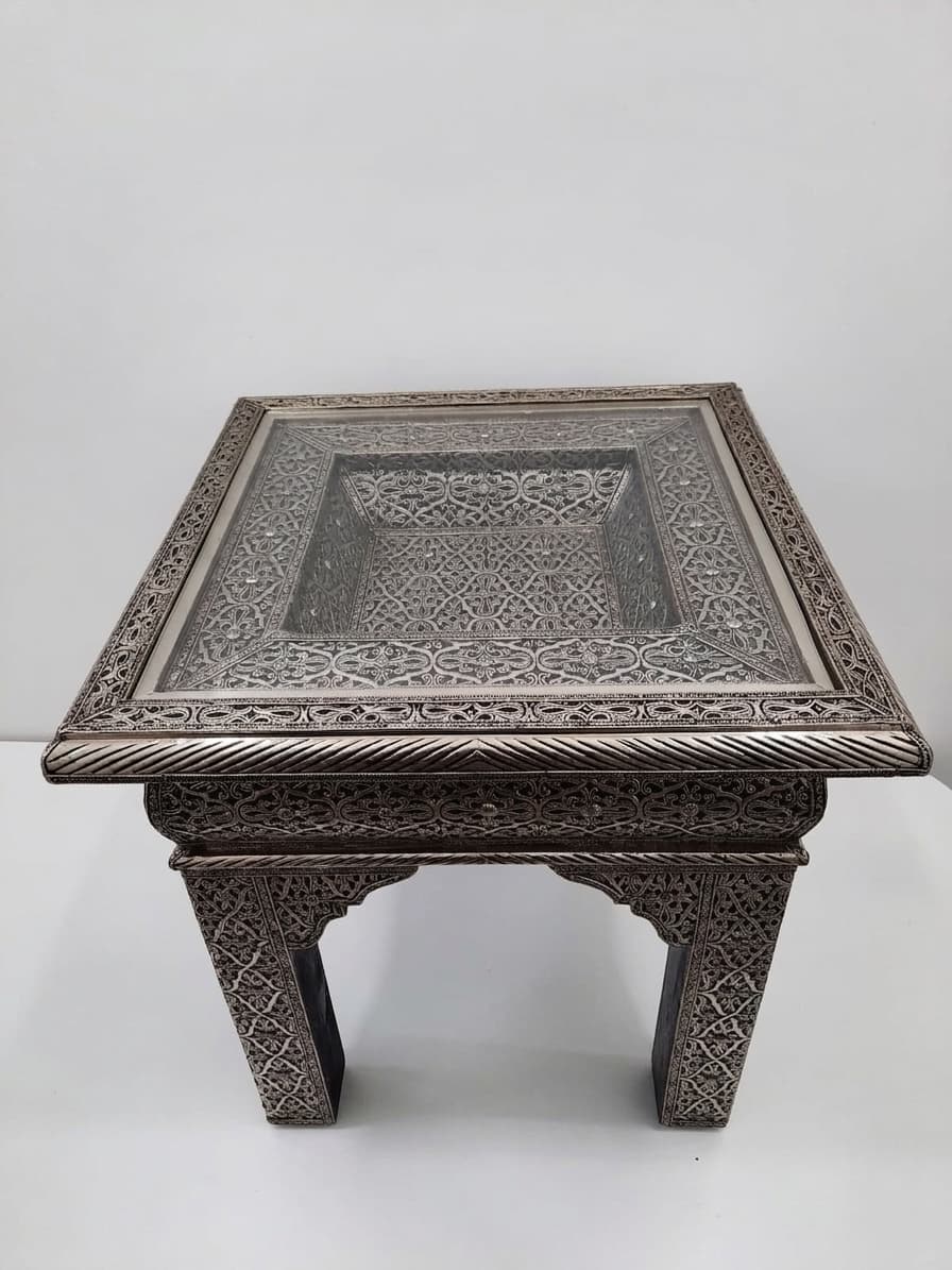 طاولة جانبية معدنية بسطح زجاجي